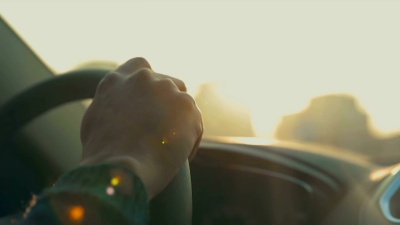 男子驾驶汽车