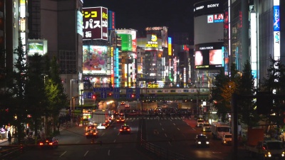 晚上东京新宿的人群