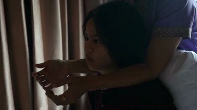 年轻女子享受泰式按摩放松