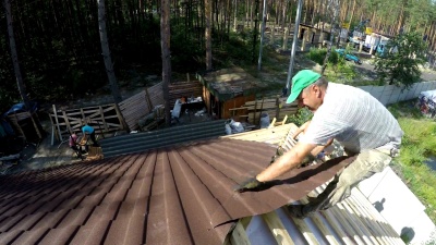 屋顶工人在屋顶上工作。