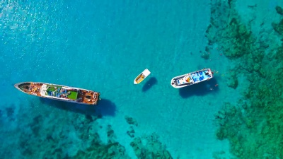 塞浦路斯，阿伊亚纳帕。鸟瞰视图。蓝色泻湖。美丽的风景和海浪