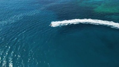 水上摩托车在地中海急速前进。日产海滩，阿亚纳帕，塞浦路斯。无人驾驶飞机射击。