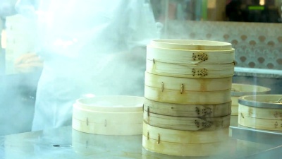 亚洲食物 在厨房里做面包