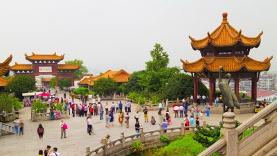 武汉黄鹤寺公园拥挤广场全景 时光流逝中国