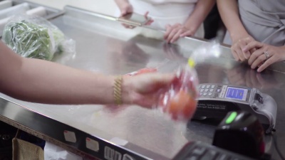 顾客在超市收银台付款购物