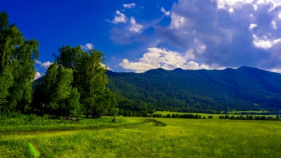 山和云。阿尔泰山。时间间隔