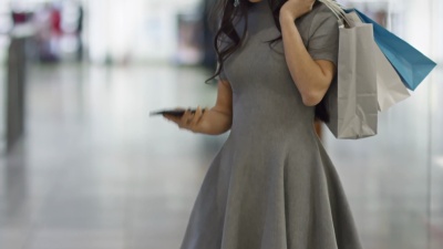使用智能手机的年轻亚洲女性