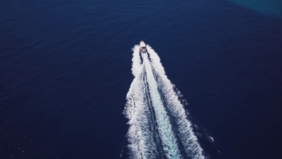 无人驾驶飞机拍摄的一艘船在地中海航行的空中视频。翡翠海岸，撒丁岛，意大利。