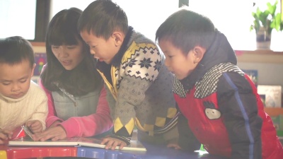 幼儿园教师在课堂上教孩子