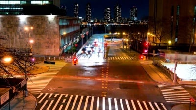 夜间交通路口。延时