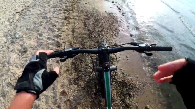 胖自行车也叫fatbike或胖轮胎自行车在夏季驾驶。