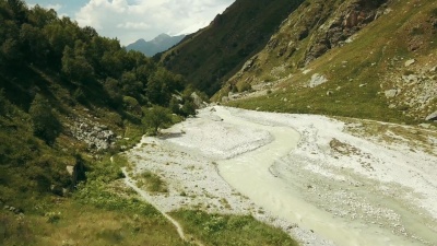 俯瞰山河。徒步旅行团体沿着山河散步