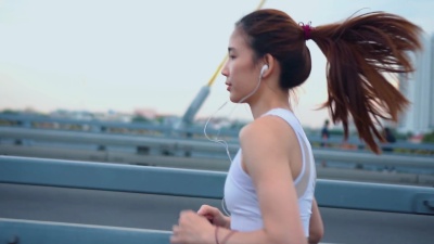 年轻女子慢跑过桥的慢动作