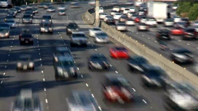 高速公路上的变焦汽车