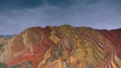 中国甘肃张掖丹霞国家地质公园移动云的Timelapse电影。五彩缤纷的彩虹山景观