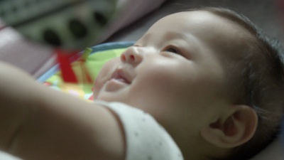 一个4个月的女婴在家里玩具