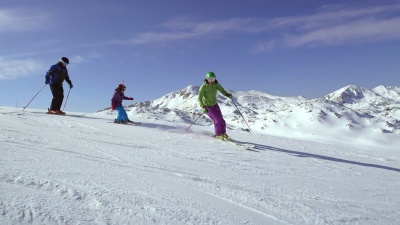 妈妈和爸爸在教他们的女儿滑雪吗？