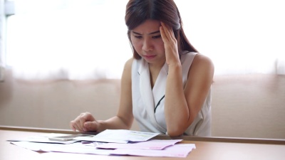 年轻女子在账单支付上的紧张时刻