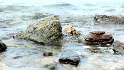海浪冲击岩石