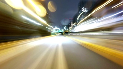 东京大都会公路周围的雨中 的延时。