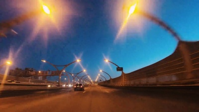 驾驶员通过大都会公路交叉口的POV。