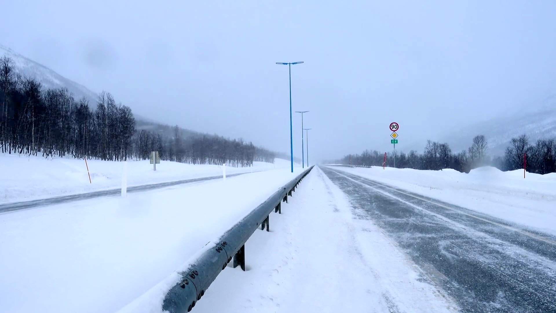 在这场大雪中，积雪覆盖了滑溜溜的道路。