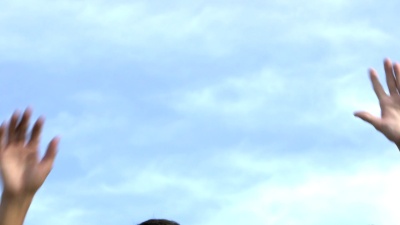 男孩和男人举起手来当志愿者