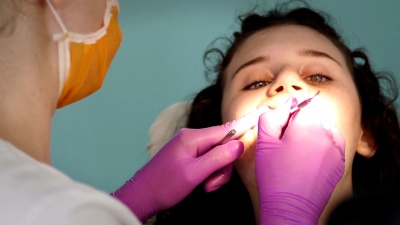 牙医在青少年女性上应用紫外灯充填瓷