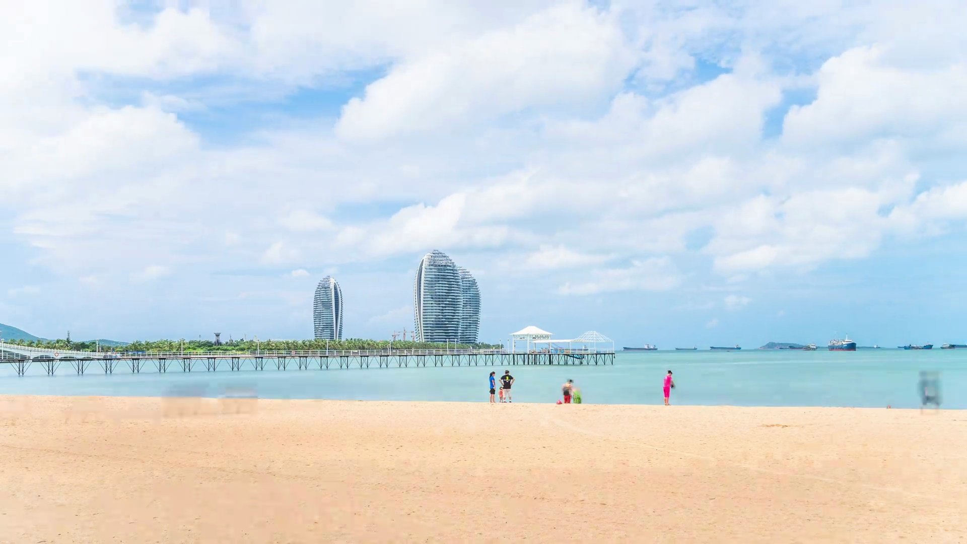 三亚蓝天金色海滩。时间间隔 