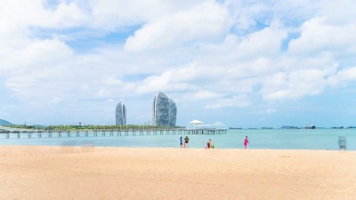 三亚蓝天金色海滩。时间间隔 