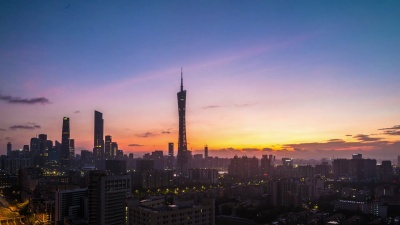 日落时分，广州市中心的现代写字楼。时间间隔