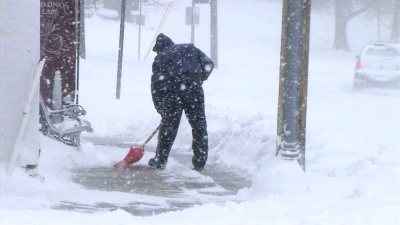 人铲雪