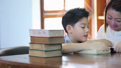 和老师一起朗读-一个小学男孩大声朗读给她的老师听