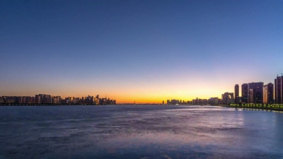 现代城市中靠近河流的现代建筑延时摄影