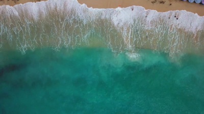 Nusa Penida-从上面的海滩。直线无人机射击