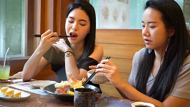 两个亚洲女性朋友在一起吃饭。女性在日本餐厅享受美好时光