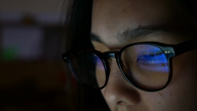 女人晚上看监视器，上网冲浪
