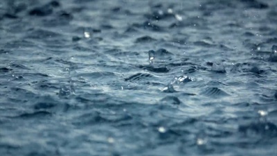 游泳池下雨慢动作