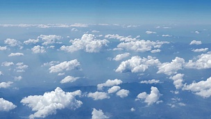 从飞机窗口看到天空的云，鸟瞰，推拉拍摄