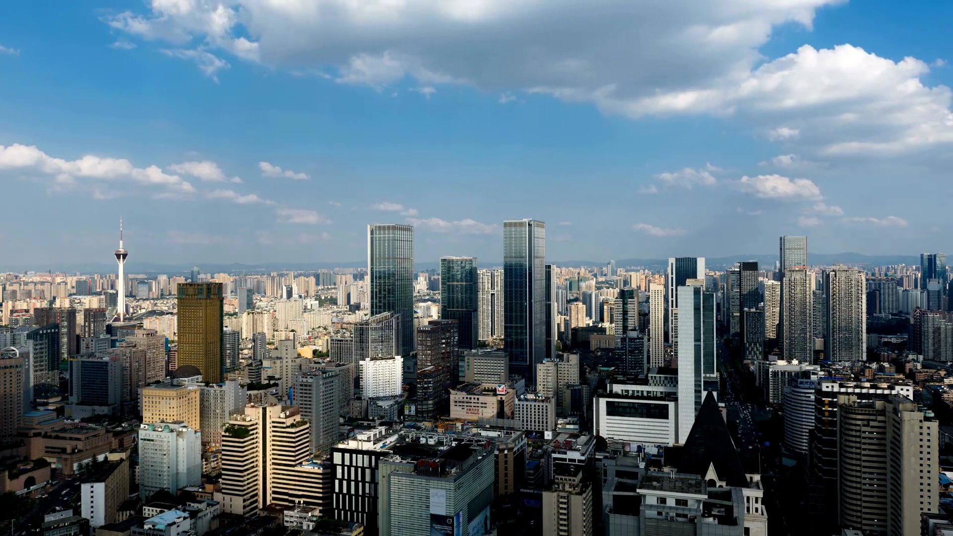中国四川省成都市市区天际线的延时摄影，云彩的阴影在城市中快速移动。