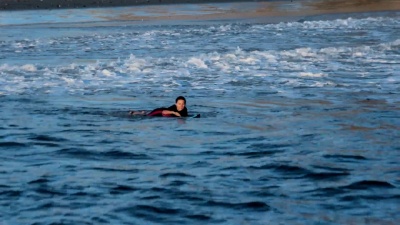 女冲浪者划桨冲浪