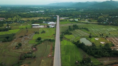 鸟瞰 从上方的乡村道路