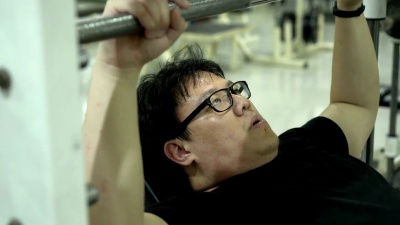 亚洲胖子做胸部锻炼的摇摄镜头
