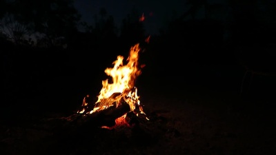 夜间燃起营火