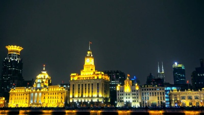 移动黄浦江上的河船拍摄视图，以浦西北部的天际线为背景