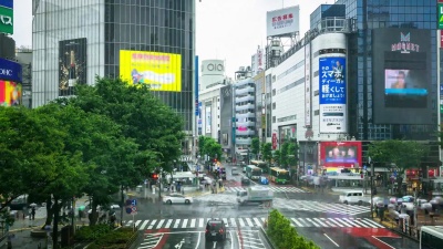 涉谷乌鸦在雨中穿越时间的流逝