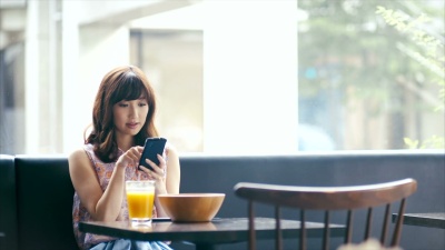 亚洲女孩在咖啡馆自拍