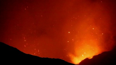 雅苏尔火山喷发