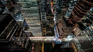 夜间城市交通摩天大楼