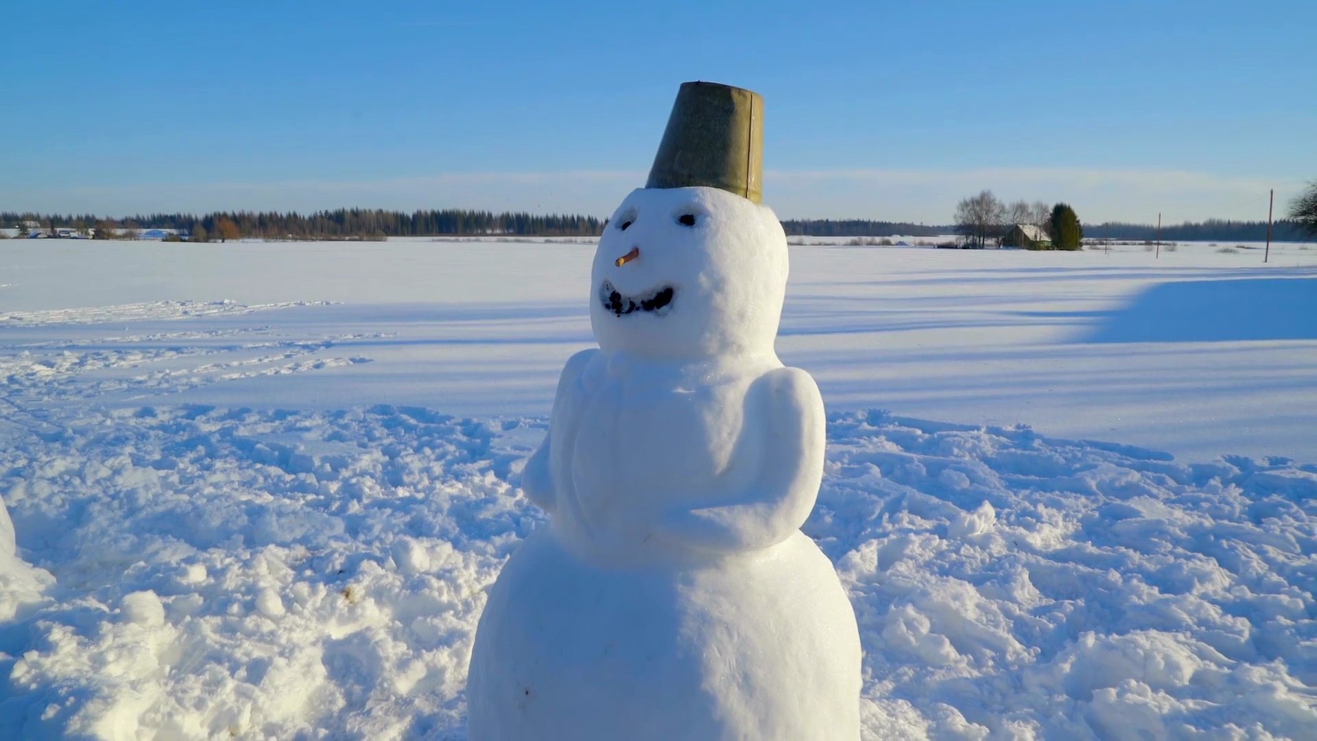 用大桶清理白色雪人